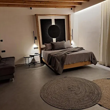 Nisaki & Elite Ermúpoli