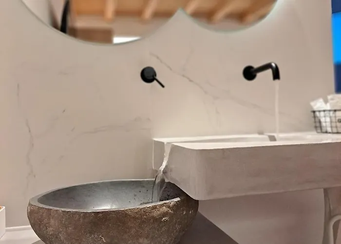 Nisaki & Elite Hotel 3*