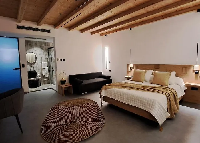 Nisaki & Elite Hotel 3*