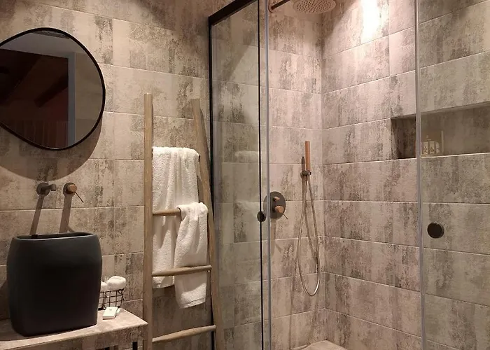 Nisaki & Elite Hotel 3*