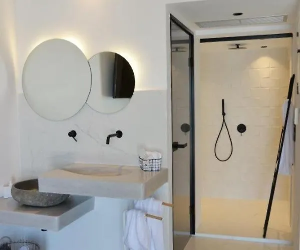 Nisaki & Elite Hotel