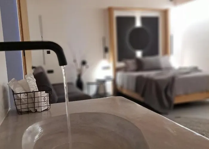 Nisaki & Elite Hotel 3*