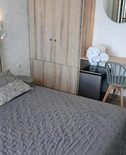 Nisaki & Elite Hotel 3*