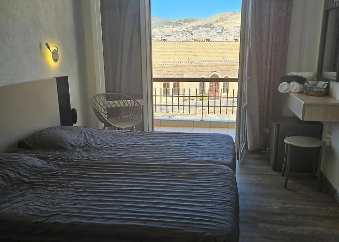 Nisaki & Elite Hermópolis