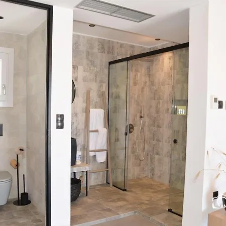 Nisaki & Elite Ermoupoli